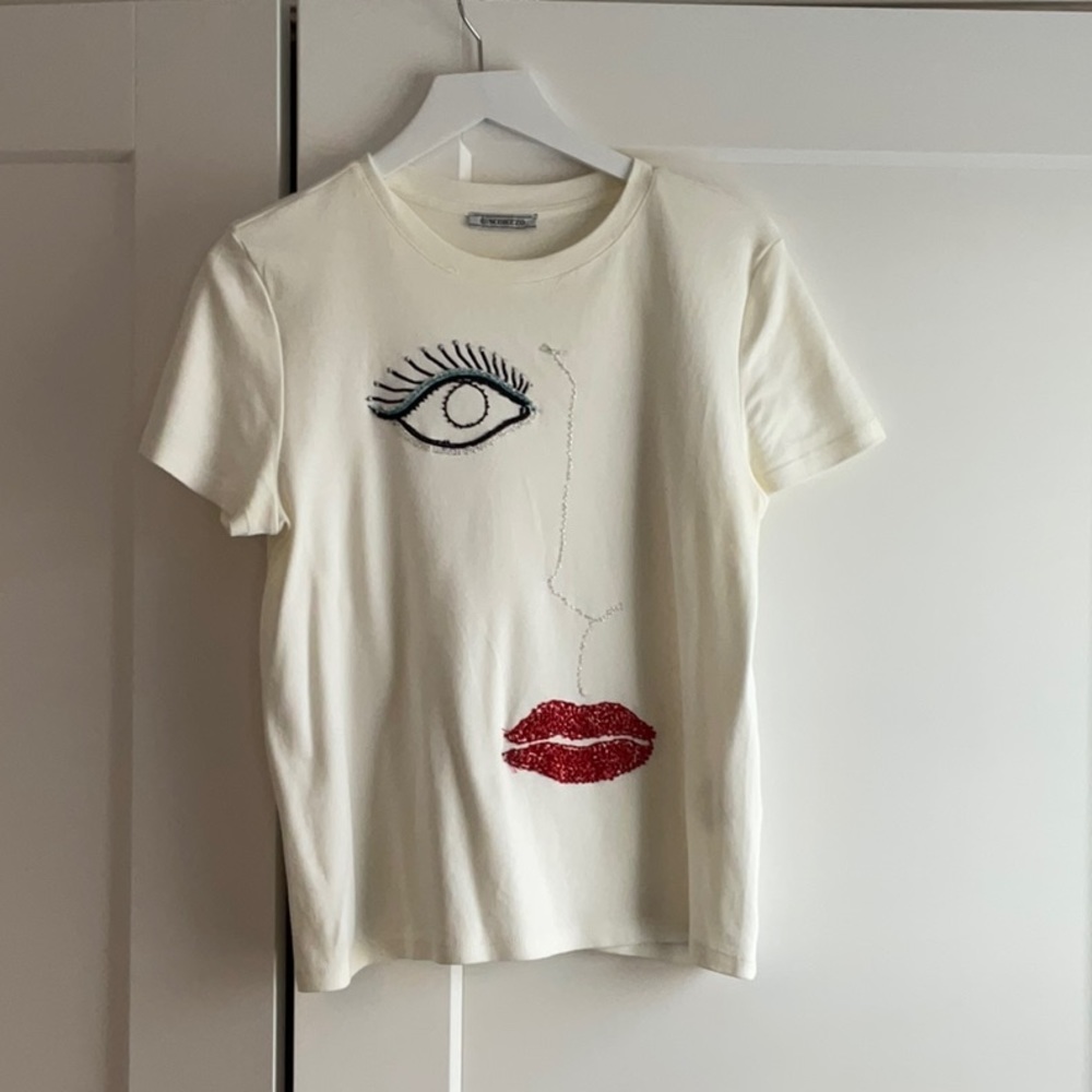Women’s White T shirt w\ face on front